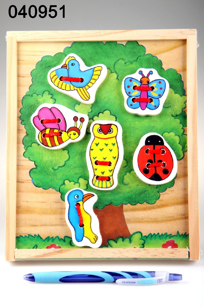 Hra dřevěná provlékačka zvířátka na stromě 
