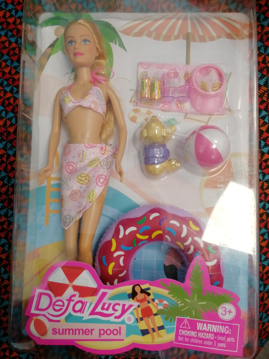 Panenka Lucy Barbie na pláži  